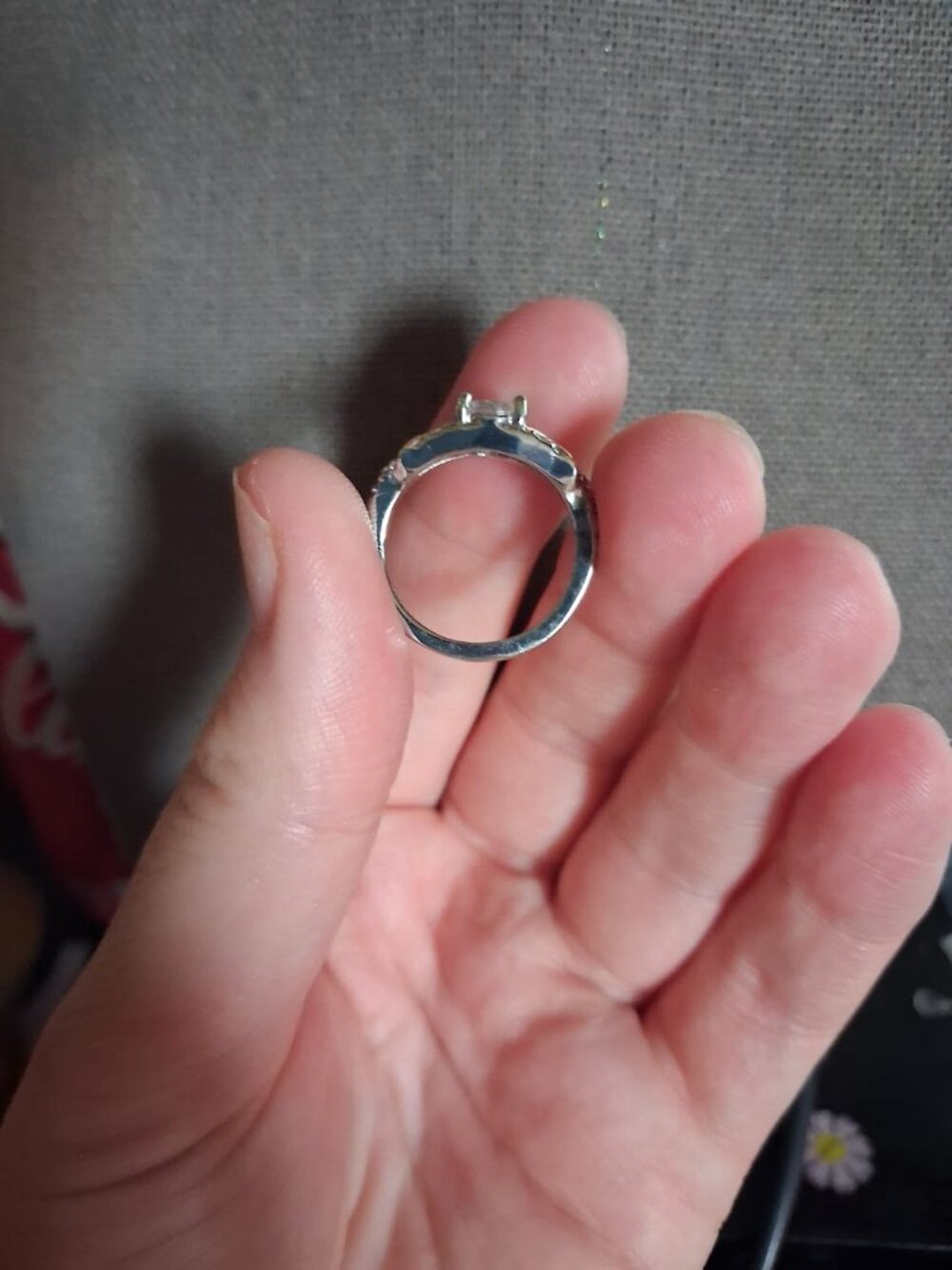 Engagement ring - Picture 4 of 6